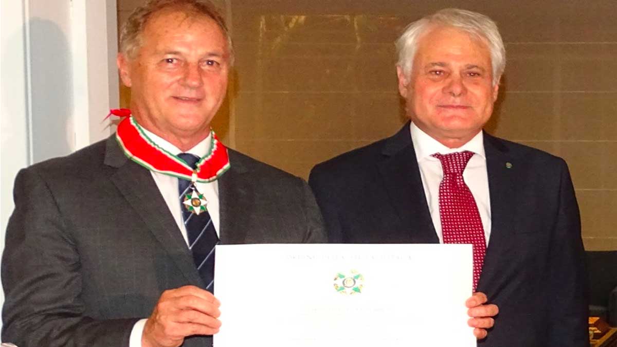Jorge Muñoz y Giancarlo Curcio Embajada de Italia condecora al alcalde de Lima